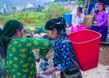 Dong Van, Vietnam - Ekim 16: Hafta sonu Pazar Dong Van Vietnam üzerinde 16 Eylül 2018. Piyasada çevreleyen tepelerden etnik gruplar için ticari bir yer