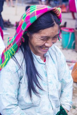 Dong Van, Vietnam - Ekim 16: Hafta sonu Pazar Dong Van Vietnam üzerinde 16 Eylül 2018. Piyasada çevreleyen tepelerden etnik gruplar için ticari bir yer