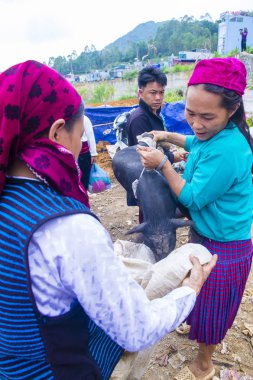 Dong Van, Vietnam - Ekim 16: Hafta sonu Pazar Dong Van Vietnam üzerinde 16 Eylül 2018. Piyasada çevreleyen tepelerden etnik gruplar için ticari bir yer