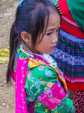 Dong Van, Vietnam - Ekim 16: Hmong azınlık üzerinde 16 Eylül 2018 Vietnam Dong Van yakınlarındaki bir kasabada kız. Hmong Vietnam 54 etnik gruplarından biridir