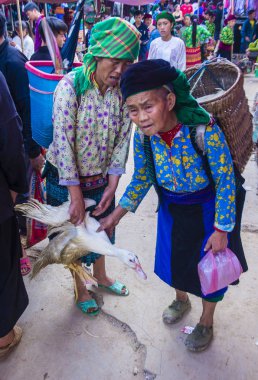 Dong Van, Vietnam - Ekim 16: Hafta sonu Pazar Dong Van Vietnam üzerinde 16 Eylül 2018. Piyasada çevreleyen tepelerden etnik gruplar için ticari bir yer