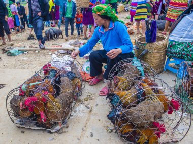 Dong Van, Vietnam - Ekim 16: Hafta sonu Pazar Dong Van Vietnam üzerinde 16 Eylül 2018. Piyasada çevreleyen tepelerden etnik gruplar için ticari bir yer
