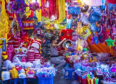  Hanoi, Vietnam - Ekim 06: Satıcı üzerinde 06 Eylül 2018 Hanoi Vietnam'da bir pazarda. Hanoi pazarlarda her zaman taze ürünleri satan tezgahları yüzlerce ile dolup taşıyor