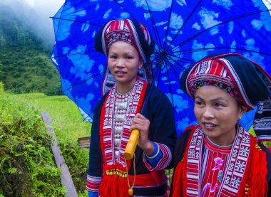 Ha Giang, Vietnam - Ekim 14: Kırmızı Dao azınlık Ha Giang Vietnam üzerinde 14 Eylül 2018 yakınlarındaki bir kasabada kadınlar. Kırmızı Dao Vietnam 54 etnik gruplarından biridir