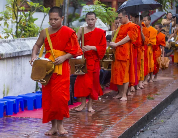 Luang Prabang, Laos - 11 Ağustos 2018: Luang Prabang Laos'ta üzerinde 11 Ağustos 2018 töreni Budist sadaka. Bu yaklaşık 1 içinde 3 erkek Laotians bir manastır katılmak tahmin edilmektedir