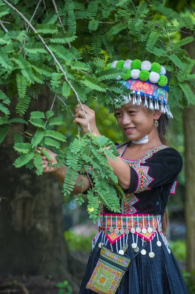 Bam Na Ouan, Laos - Ağustos 13: Bam Na Ouan köyü Laos üzerinde 13 Ağustos 2018 Hmong azınlıkta kızdan. Hmong azınlık Laos 49 etnik gruplarından biridir 