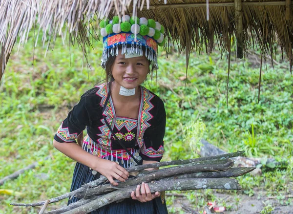 Bam Na Ouan, Laos - Ağustos 13: Bam Na Ouan köyü Laos üzerinde 13 Ağustos 2018 Hmong azınlıkta kızdan. Hmong azınlık Laos 49 etnik gruplarından biridir 