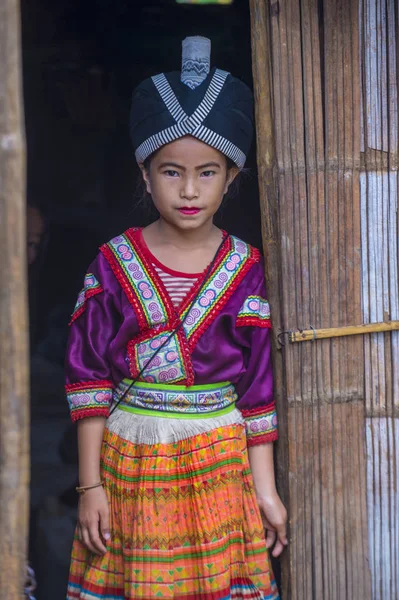 Bam Na Ouan, Laos - Ağustos 13: Bam Na Ouan köyü Laos üzerinde 13 Ağustos 2018 Hmong azınlıkta kızdan. Hmong azınlık Laos 49 etnik gruplarından biridir 
