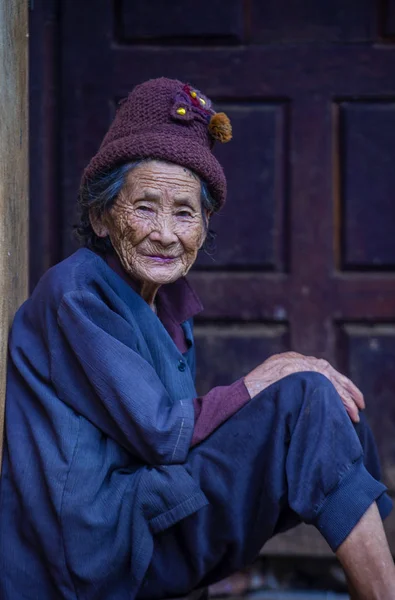 Bam Phoansa At, Laos - Ağustos 14: Bam Phoansa At, köyden Laos üzerinde 14 Ağustos 2018 Laos yaşlı kadın. Laos hayatımızda köylerde nüfusun neredeyse yüzde 70'i 