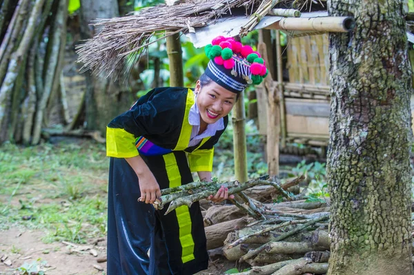 Bam Na Ouan, Laos - Ağustos 13: Bam Na Ouan köyü Laos üzerinde 13 Ağustos 2018 Hmong azınlıkta kızdan. Hmong azınlık Laos 49 etnik gruplarından biridir 
