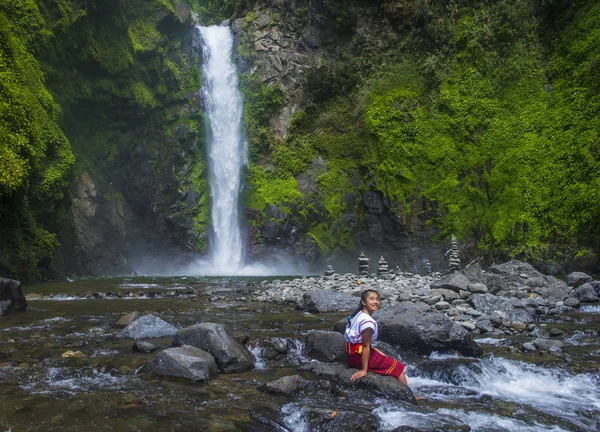 Batad, Filipinler - Mayıs 02: Batad üzerinde 02 Mayıs 2018 Türkiye bir şelale yakınındaki Ifugao azınlık kızdan. Kuzey Filipinler dağların çoğunlukla canlı Ifugao azınlık
