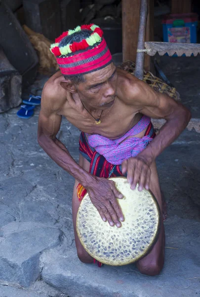 Banaue, Filipinler - Mayıs 02: Banaue 02 Mayıs 2018 Filipinler Ifugao azınlık bir adam portresi. Kuzey Filipinler dağların çoğunlukla canlı Ifugao azınlık
