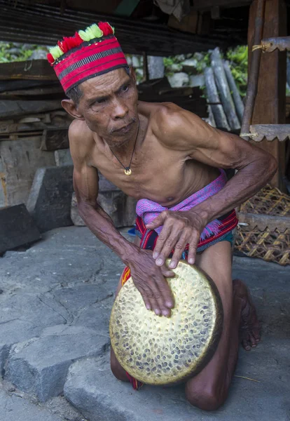 Banaue, Filipinler - Mayıs 02: Banaue 02 Mayıs 2018 Filipinler Ifugao azınlık bir adam portresi. Kuzey Filipinler dağların çoğunlukla canlı Ifugao azınlık
