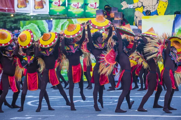 Manila, Filipinler - 27 Nisan: Aliwan fiesta üzerinde 27 Nisan 2018 Manila Filipinler katılımcılar. Aliwan Fiesta farklı kültürel festivaller Filipinler toplar yıllık bir olaydır