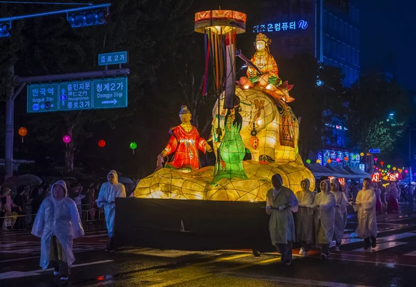Seul - 10 Mayıs: Seul, Kore üzerinde 10 Mayıs 2018 bir geçit töreni sırasında Lotus Lantern Festivali katılımcılar. Festival Buda'nın Doğum kutlamasıdır