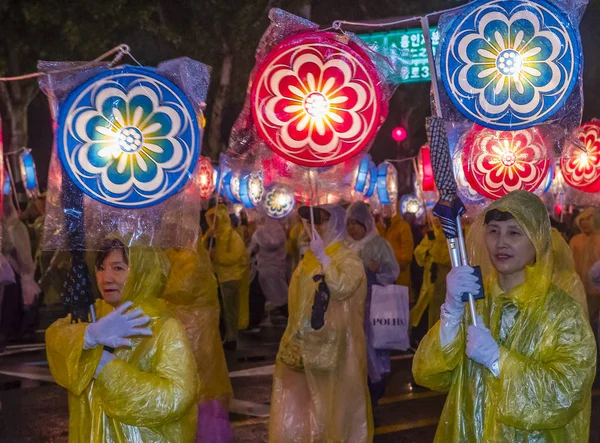 Seul - 10 Mayıs: Seul, Kore üzerinde 10 Mayıs 2018 bir geçit töreni sırasında Lotus Lantern Festivali katılımcılar. Festival Buda'nın Doğum kutlamasıdır