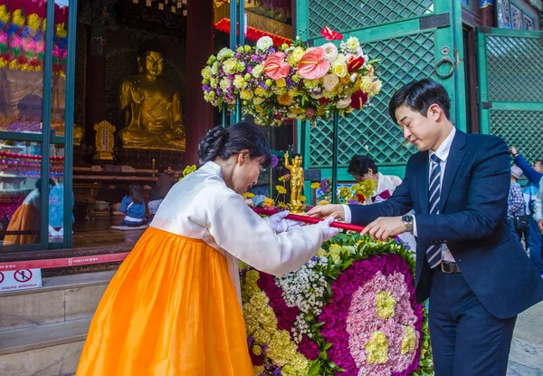 Seoul - 11 Mayıs: Banyo, Buda töreni sırasında Lotus Lantern Festivali Seul, Kore üzerinde 11 Mayıs 2018 festivalin bir Buda'nın Doğum kutlamasıdır