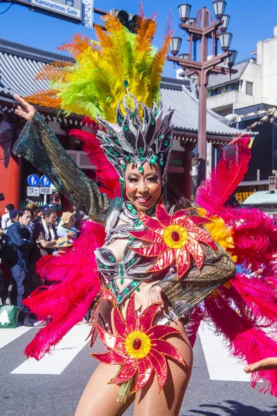 Tokyo - Ağustos 25: Katılımcı Asakusa samba karnaval Tokyo Japonya üzerinde 25 Ağustos 2018. Büyük Kuzey yarımkürede türünün Asakusa samba karnaval. 