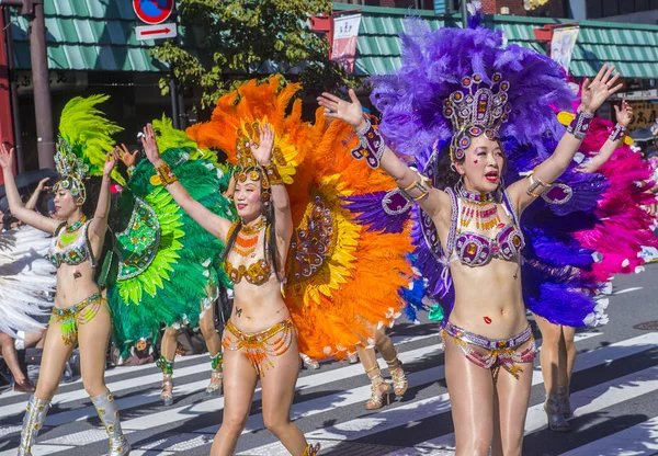 Tokyo - Ağustos 25: Katılımcılar Tokyo Japonya üzerinde 25 Ağustos 2018 Asakusa samba karnaval. Büyük Kuzey yarımkürede türünün Asakusa samba karnaval. 