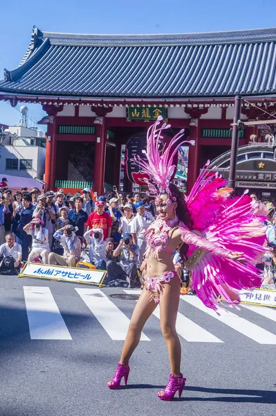 Tokyo - Ağustos 25: Katılımcı Asakusa samba karnaval Tokyo Japonya üzerinde 25 Ağustos 2018. Büyük Kuzey yarımkürede türünün Asakusa samba karnaval. 