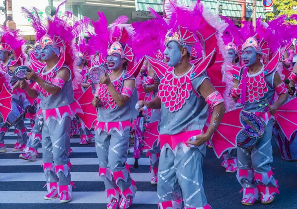 Tokyo - Ağustos 25: Katılımcılar Tokyo Japonya üzerinde 25 Ağustos 2018 Asakusa samba karnaval. Büyük Kuzey yarımkürede türünün Asakusa samba karnaval. 
