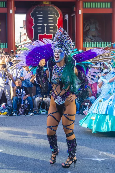 Tokyo - Ağustos 25: Katılımcı Asakusa samba karnaval Tokyo Japonya üzerinde 25 Ağustos 2018. Büyük Kuzey yarımkürede türünün Asakusa samba karnaval. 