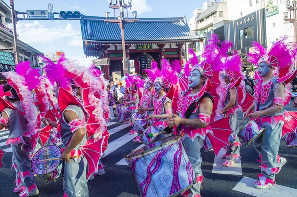 Tokyo - Ağustos 25: Katılımcılar Tokyo Japonya üzerinde 25 Ağustos 2018 Asakusa samba karnaval. Büyük Kuzey yarımkürede türünün Asakusa samba karnaval. 