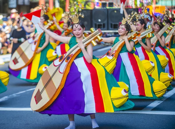 Tokyo - Ağustos 25: Katılımcılar Tokyo Japonya üzerinde 25 Ağustos 2018 Asakusa samba karnaval. Büyük Kuzey yarımkürede türünün Asakusa samba karnaval. 
