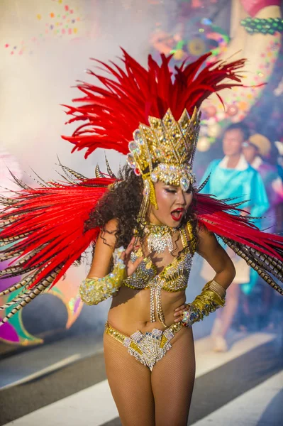 Tokyo - Ağustos 25: Katılımcı Asakusa samba karnaval Tokyo Japonya üzerinde 25 Ağustos 2018. Büyük Kuzey yarımkürede türünün Asakusa samba karnaval. 