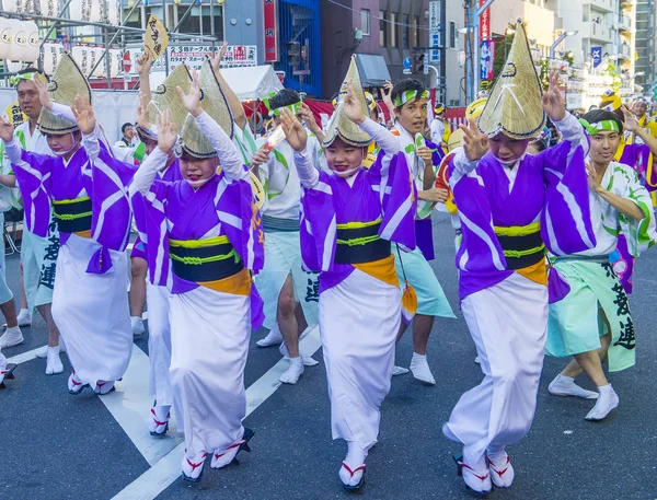 Tokyo - Ağustos 26: Katılımcılar Awa Odori Festivali, Tokyo, Japonya üzerinde 26 Ağustos 2018. AWA Odori Japonya'nın en büyük dans festivalidir