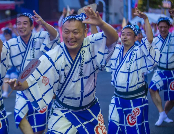Tokyo - Ağustos 26: Katılımcılar Awa Odori Festivali, Tokyo, Japonya üzerinde 26 Ağustos 2018. AWA Odori Japonya'nın en büyük dans festivalidir