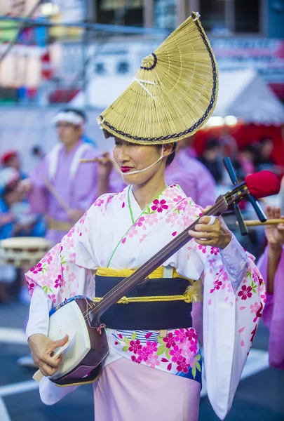 Tokyo - Ağustos 26: Tokyo, Japonya üzerinde 26 Ağustos 2018 Awa Odori Festivali katılımcı. AWA Odori Japonya'nın en büyük dans festivalidir