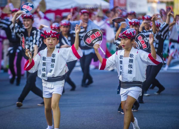 Tokyo - Ağustos 26: Katılımcılar Awa Odori Festivali, Tokyo, Japonya üzerinde 26 Ağustos 2018. AWA Odori Japonya'nın en büyük dans festivalidir