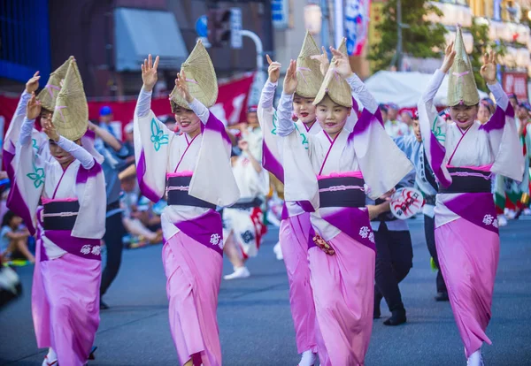 Tokyo - Ağustos 26: Katılımcılar Awa Odori Festivali, Tokyo, Japonya üzerinde 26 Ağustos 2018. AWA Odori Japonya'nın en büyük dans festivalidir