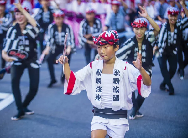 Tokyo - Ağustos 26: Katılımcılar Awa Odori Festivali, Tokyo, Japonya üzerinde 26 Ağustos 2018. AWA Odori Japonya'nın en büyük dans festivalidir
