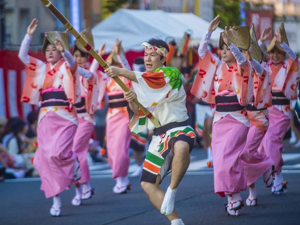 Tokyo - Ağustos 26: Katılımcılar Awa Odori Festivali, Tokyo, Japonya üzerinde 26 Ağustos 2018. AWA Odori Japonya'nın en büyük dans festivalidir