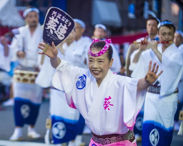 Tokyo - Ağustos 26: Katılımcılar Awa Odori Festivali, Tokyo, Japonya üzerinde 26 Ağustos 2018. AWA Odori Japonya'nın en büyük dans festivalidir