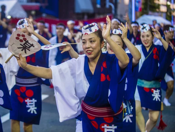 Tokyo - Ağustos 26: Katılımcılar Awa Odori Festivali, Tokyo, Japonya üzerinde 26 Ağustos 2018. AWA Odori Japonya'nın en büyük dans festivalidir