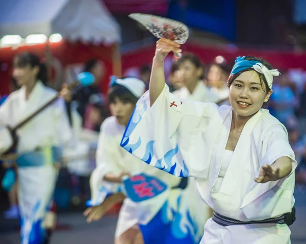 Tokyo - Ağustos 26: Katılımcılar Awa Odori Festivali, Tokyo, Japonya üzerinde 26 Ağustos 2018. AWA Odori Japonya'nın en büyük dans festivalidir
