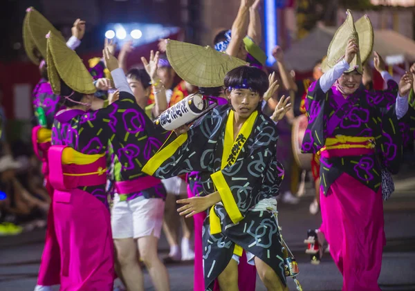 Tokyo - Ağustos 26: Katılımcılar Awa Odori Festivali, Tokyo, Japonya üzerinde 26 Ağustos 2018. AWA Odori Japonya'nın en büyük dans festivalidir