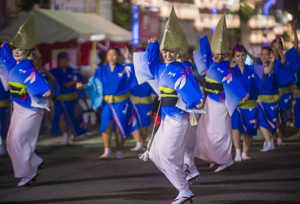 Tokyo - Ağustos 26: Katılımcılar Awa Odori Festivali, Tokyo, Japonya üzerinde 26 Ağustos 2018. AWA Odori Japonya'nın en büyük dans festivalidir