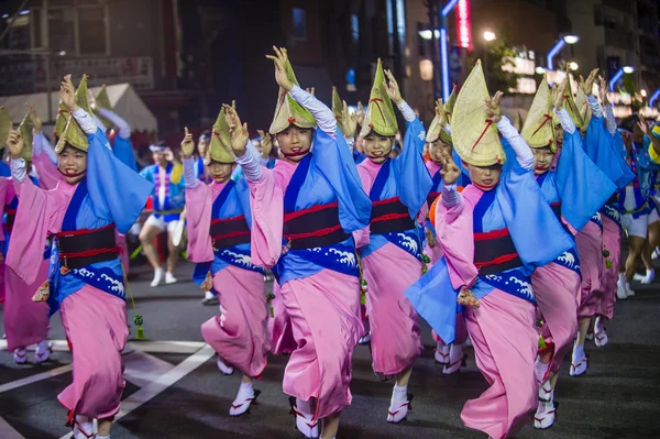 Tokyo - Ağustos 26: Katılımcılar Awa Odori Festivali, Tokyo, Japonya üzerinde 26 Ağustos 2018. AWA Odori Japonya'nın en büyük dans festivalidir