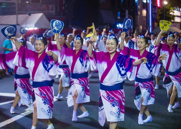 Tokyo - Ağustos 26: Katılımcılar Awa Odori Festivali, Tokyo, Japonya üzerinde 26 Ağustos 2018. AWA Odori Japonya'nın en büyük dans festivalidir