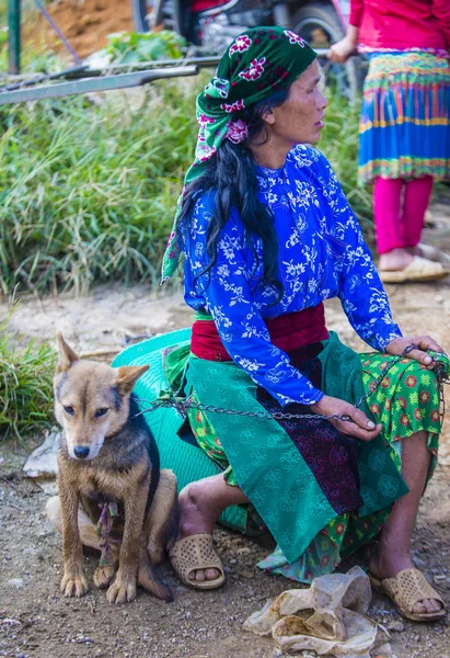 Dong Van, Vietnam - Ekim 16: Hafta sonu Pazar Dong Van Vietnam üzerinde 16 Eylül 2018. Piyasada çevreleyen tepelerden etnik gruplar için ticari bir yer