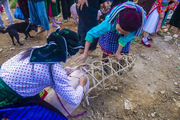 Dong Van, Vietnam - Ekim 16: Hafta sonu Pazar Dong Van Vietnam üzerinde 16 Eylül 2018. Piyasada çevreleyen tepelerden etnik gruplar için ticari bir yer