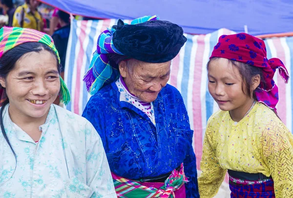 Dong Van, Vietnam - Ekim 16: Hafta sonu Pazar Dong Van Vietnam üzerinde 16 Eylül 2018. Piyasada çevreleyen tepelerden etnik gruplar için ticari bir yer