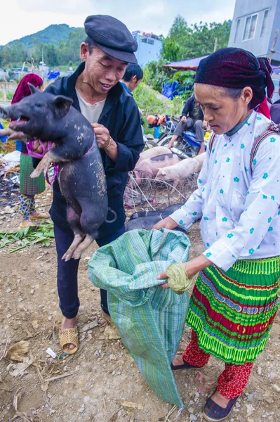 Dong Van, Vietnam - Ekim 16: Hafta sonu Pazar Dong Van Vietnam üzerinde 16 Eylül 2018. Piyasada çevreleyen tepelerden etnik gruplar için ticari bir yer