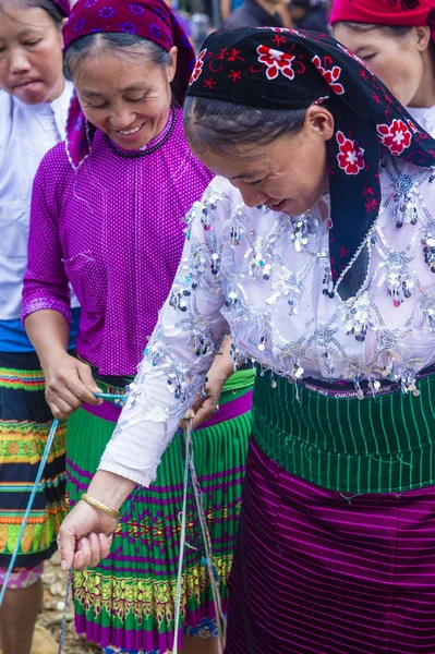 Dong Van, Vietnam - Ekim 16: Hafta sonu Pazar Dong Van Vietnam üzerinde 16 Eylül 2018. Piyasada çevreleyen tepelerden etnik gruplar için ticari bir yer