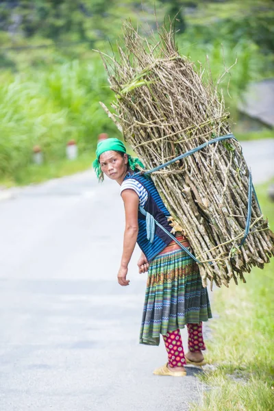Ha Giang, Vietnam - 15 Eylül: Vietnam çiftçi Ha Giang Vietnam üzerinde 15 Eylül 2018 yakınındaki bir countrside. kırsal köylerde yaşayan Vietnam nüfusunun neredeyse yüzde 80'i