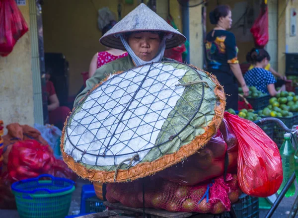 2018 日にベトナムのハノイで市場でハノイ ベトナム ベンダー ハノイの市場常に新鮮な製品を販売する屋台の何百もの賑わいを見せています — ストック写真